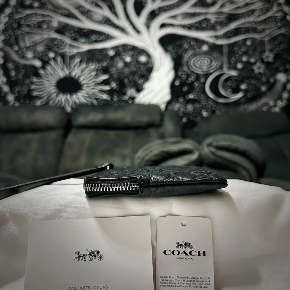 Coach Embossed Black Wristlet new without tags - Picture 13 of 17